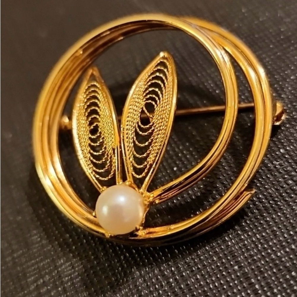 Vintage Gold Tone Filigree Brooch with Pearl